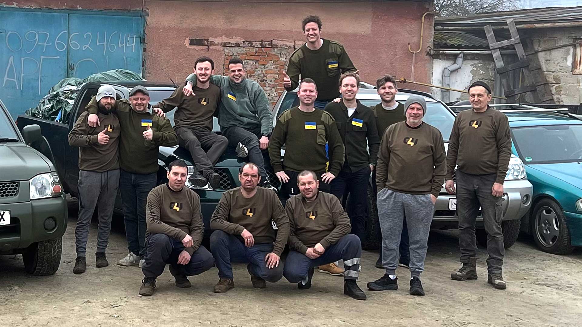 Groepsfoto van het Auto voor Oekraïne-team met buitenlandse vrijwilligers