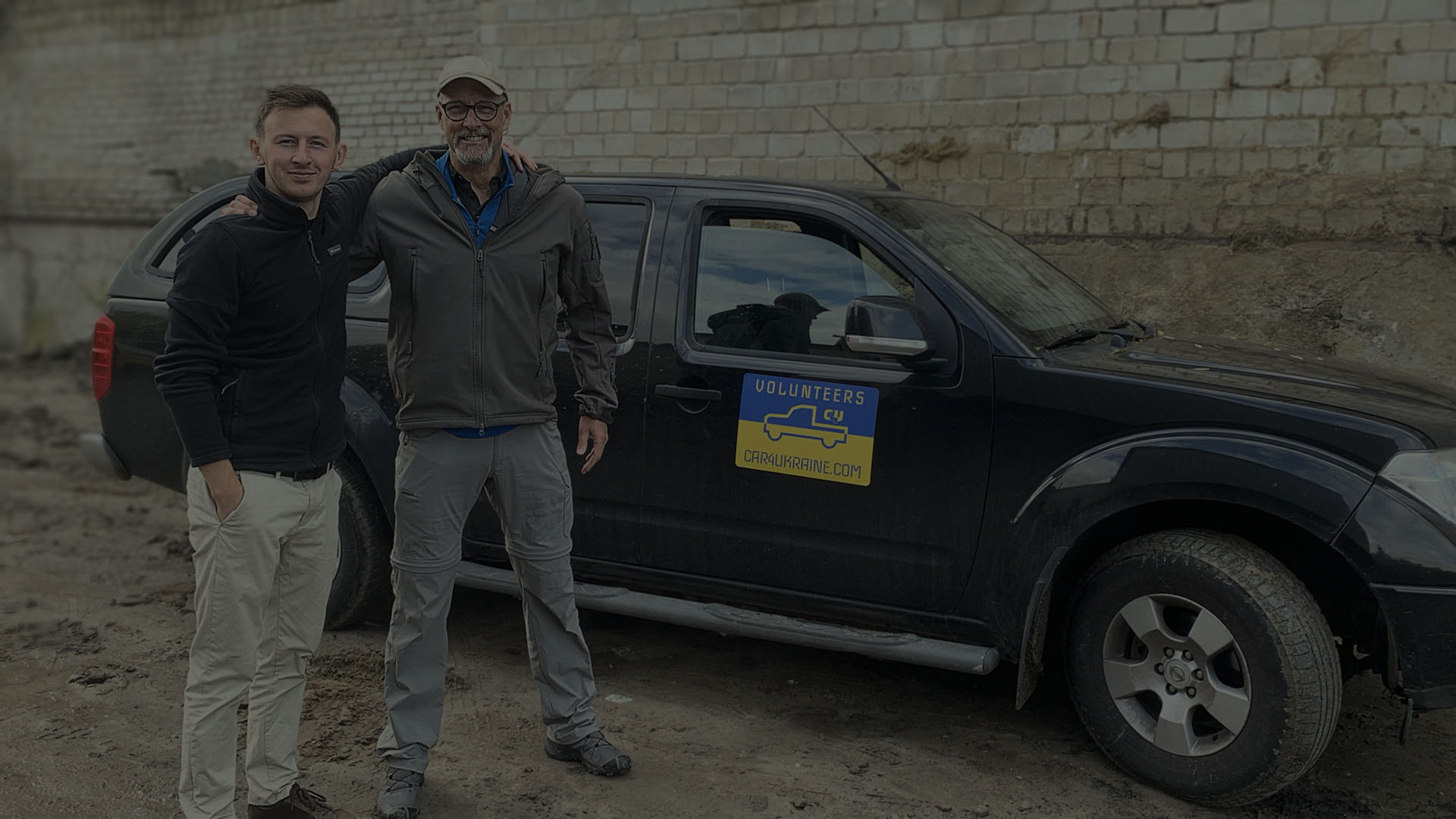 Ivan Oleksii en Martin Buhr staan voor de gedoneerde pick-up truck.