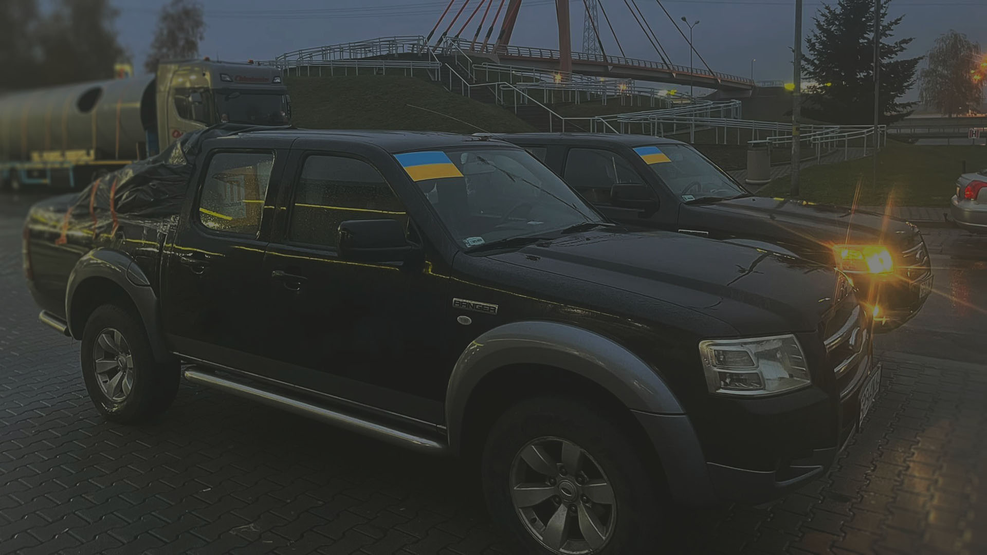 Två donerade bilar väntar på att levereras till den Ukrainska armén på frontlinjen.