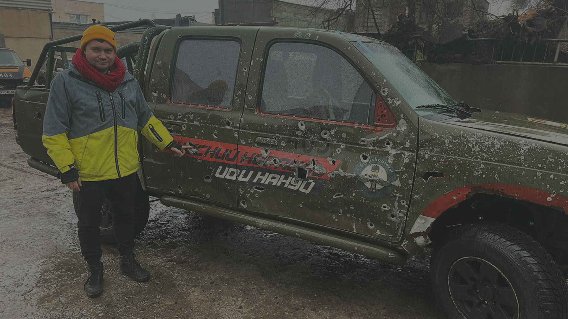 Een foto van een beschoten auto, die werd geschonken aan Car for Ukraine en werd gebruikt in de Oekraïense frontlinies.